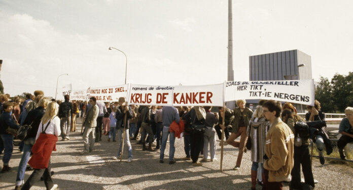 Demonstratieblokkade_bij_kerncentrale_Dodewaard_aktievoerders_met_o.a._spandoe,_Bestanddeelnr_253-8586