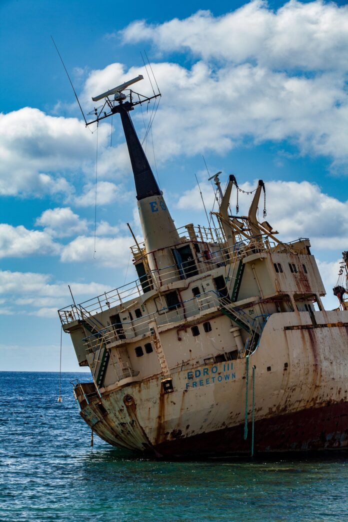 shipwreck-gfc93b8208_1920