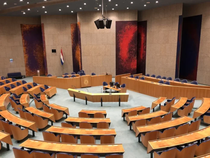 Plenaire zaal Tweede Kamer - landschap - husky CC BY 4.0